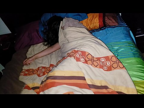 ❤️ Anak tiri berating ibu tiriné enom nalika dheweke turu. ❌ Porno krasan ing kita ☑
